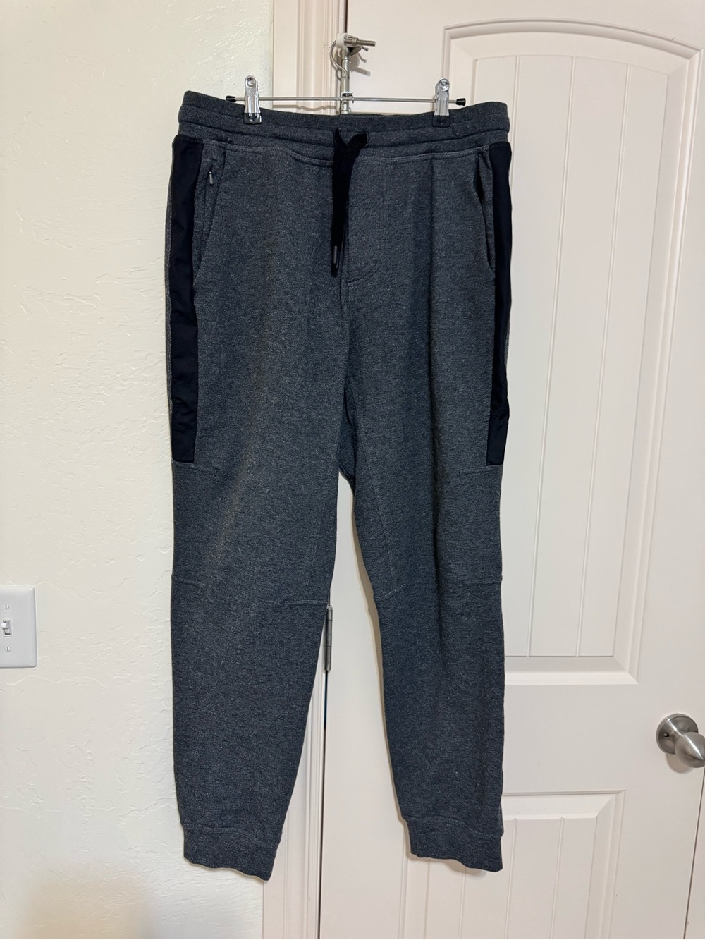 lululemon athletica Men's Dark Charcoal Gray Joggers with Black Side Panels